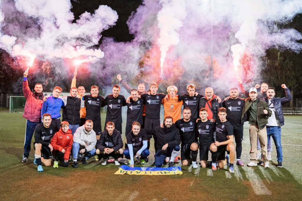 Mannschaftsfoto von Stuttgarter Junta nach dem Finale der Stadtliga Stuttgart