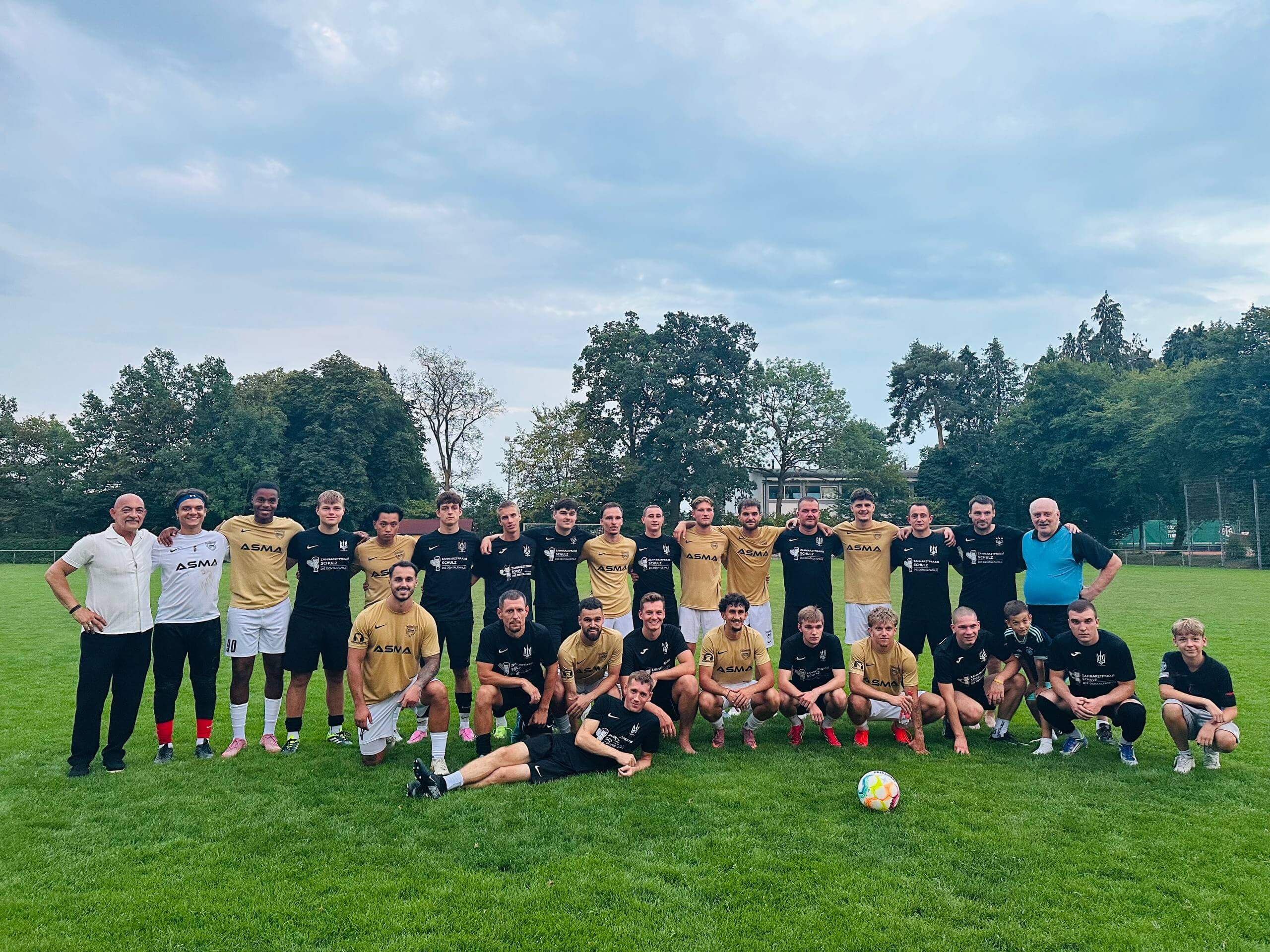 Gruppenfoto nach dem Testspiel Stuttgarter Junta gegen Asma Juniors